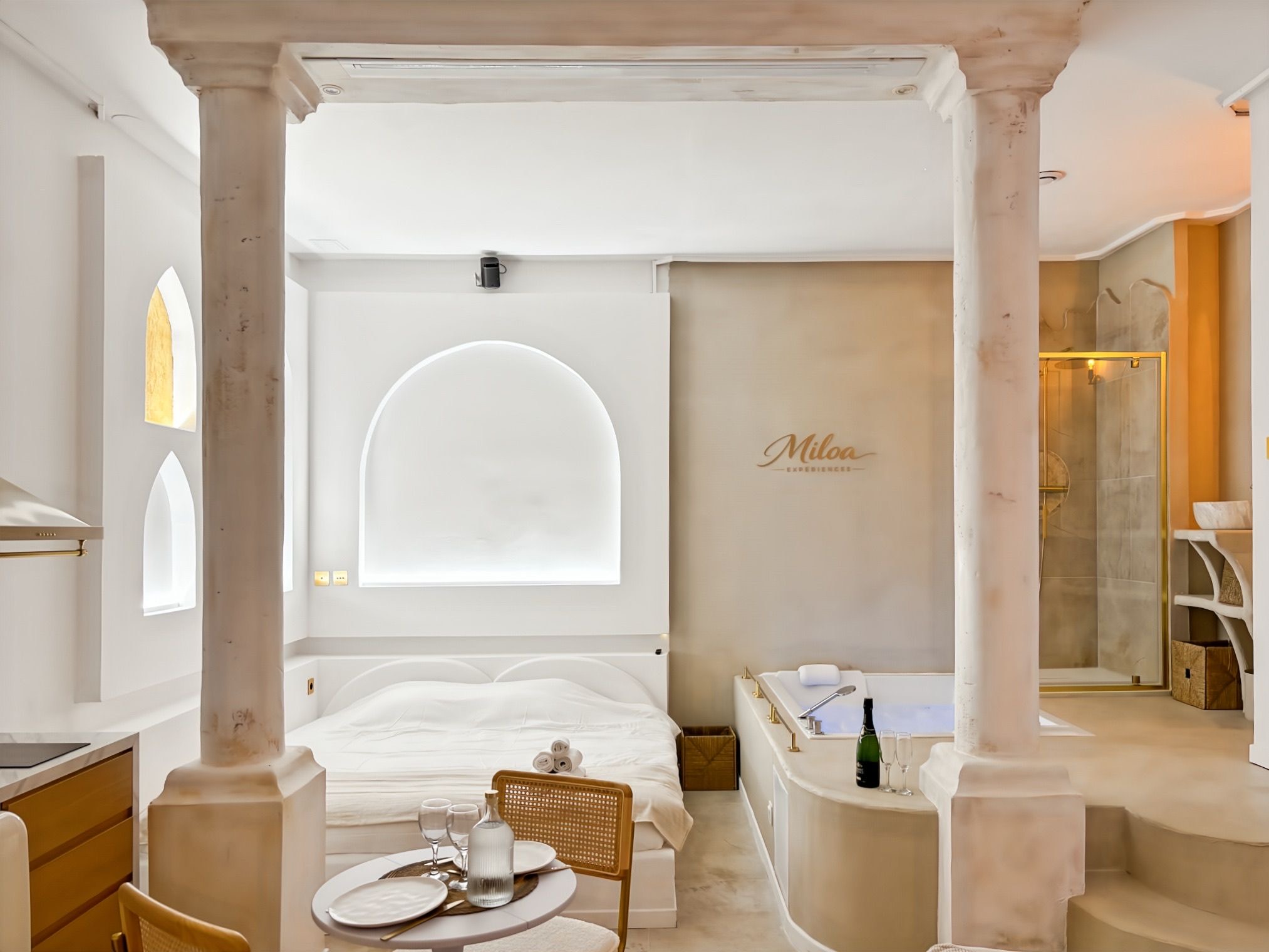 Overview of the suite with the dining table set