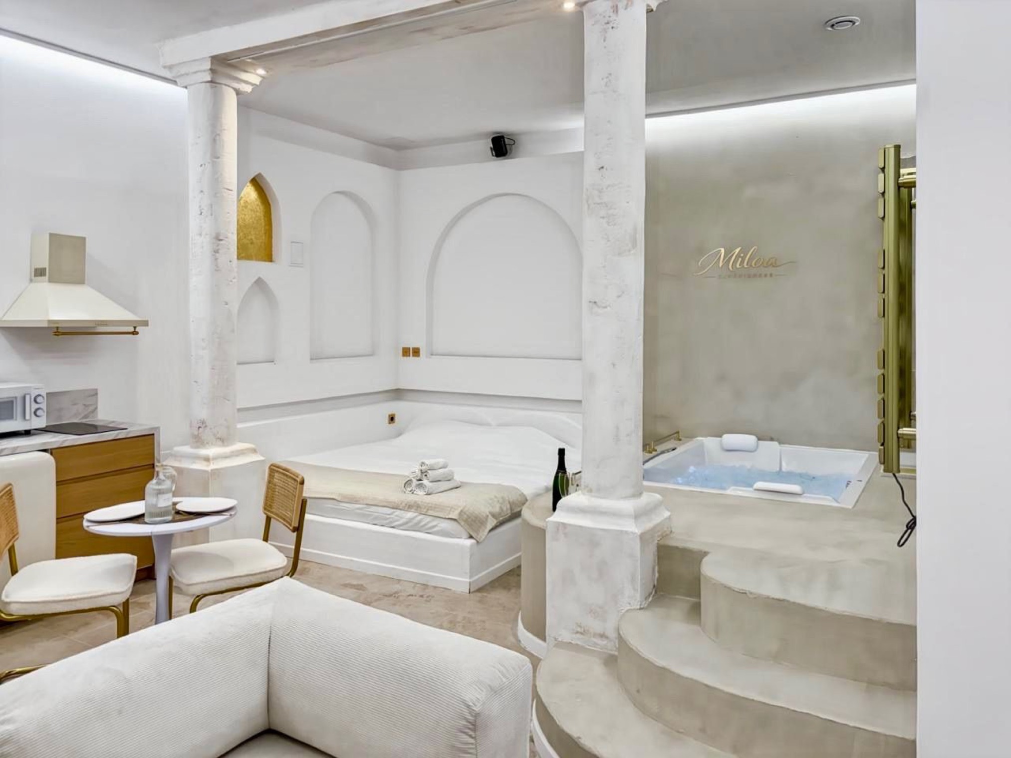 Lounge, bed and jacuzzi together in the same room