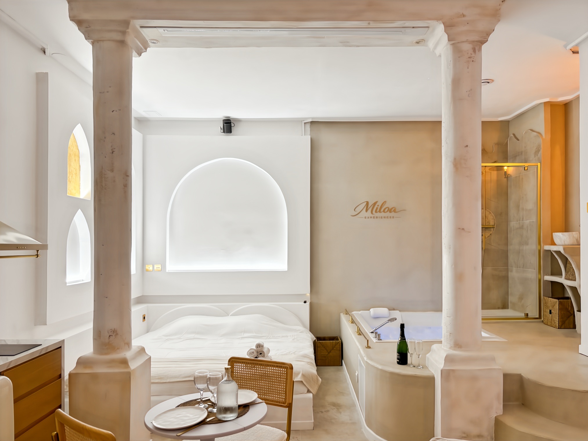 Overview of the Balnéo Room: colonnade, bed, set table and jacuzzi