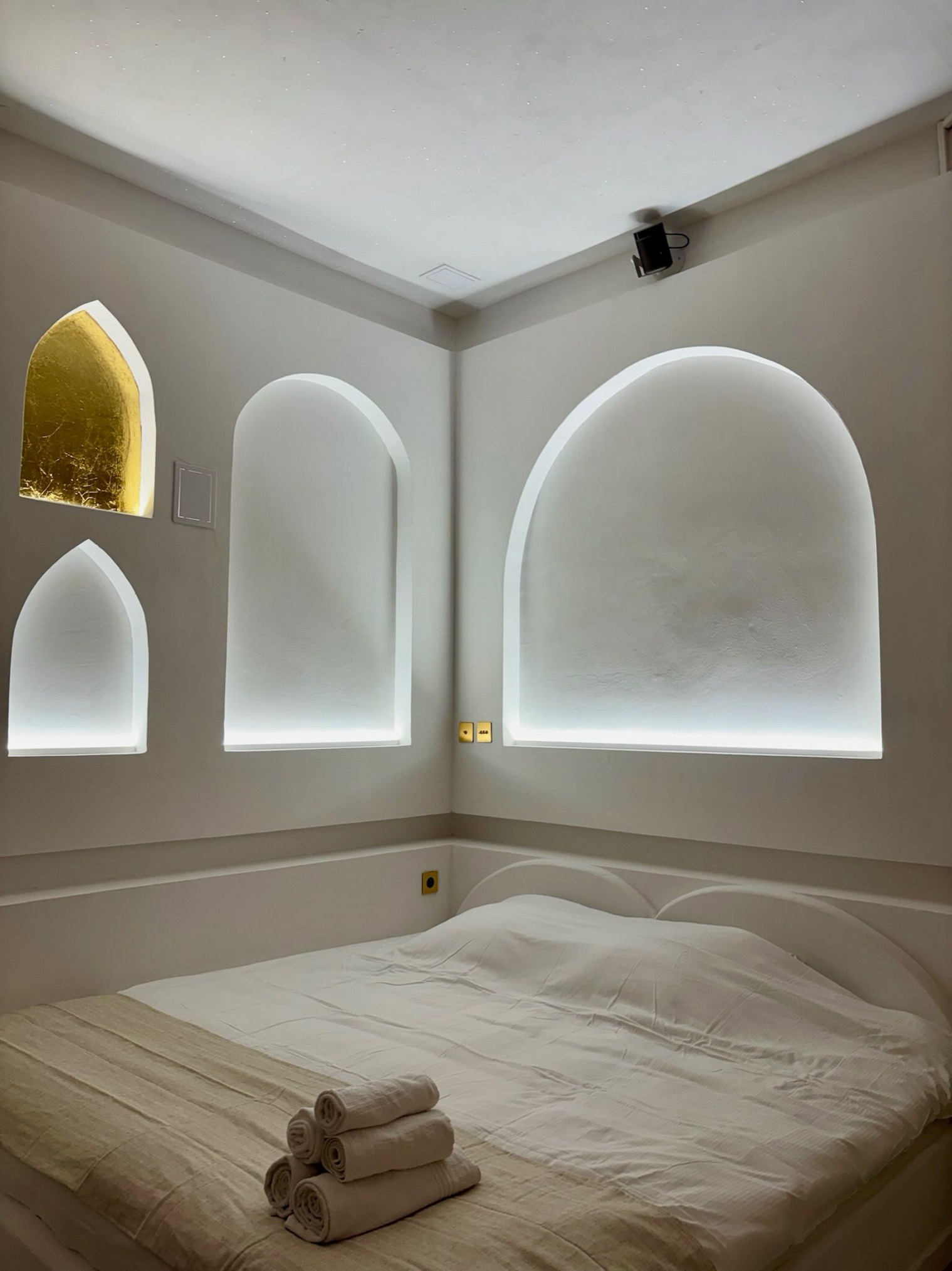 Bed and arched niches, close view