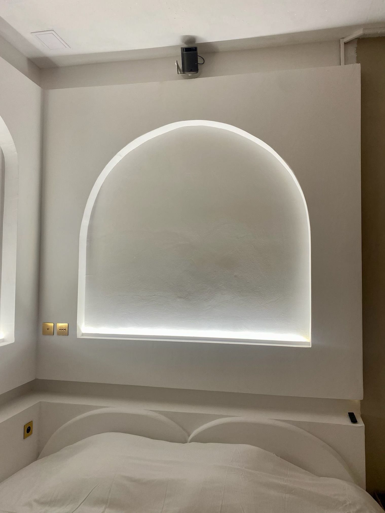 Arched niche and projector