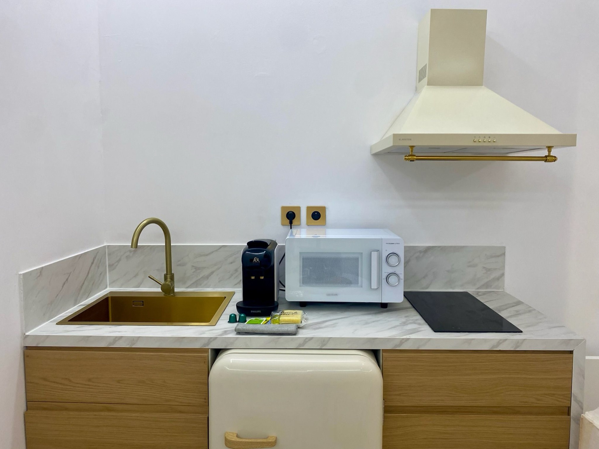 Countertop and extractor hood in the kitchen
