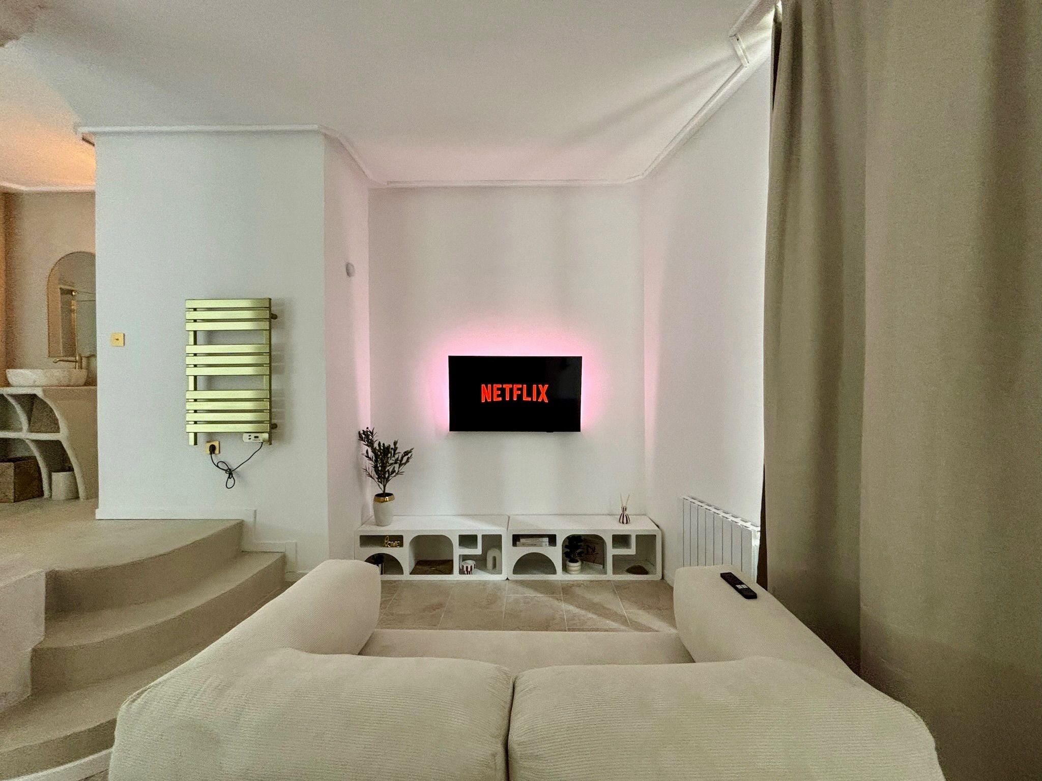 Sofa and screen connected to Netflix in the Balnéo Room