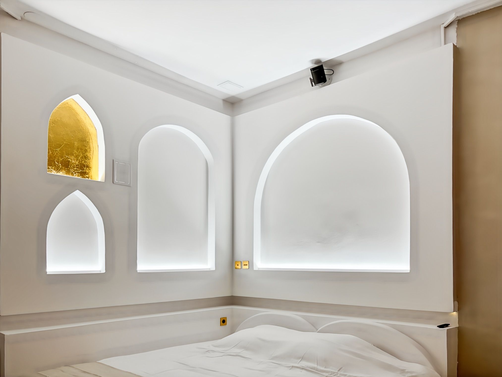 Arched niches and gold-leaf wall detail in the Balnéo Room
