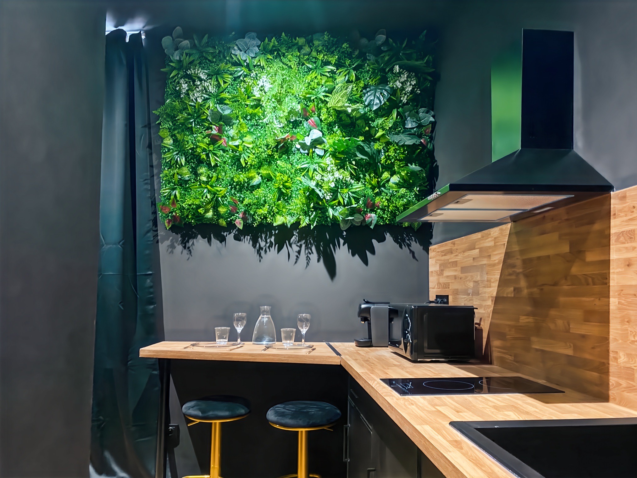 Dining corner and living wall in the kitchenette