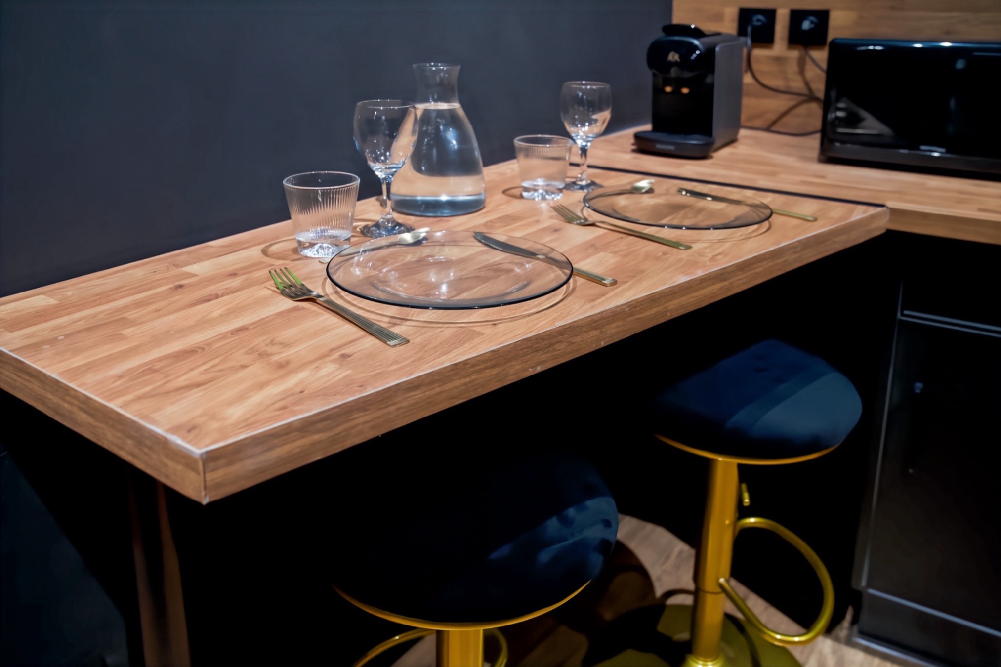 Bar and gold stools in the kitchenette