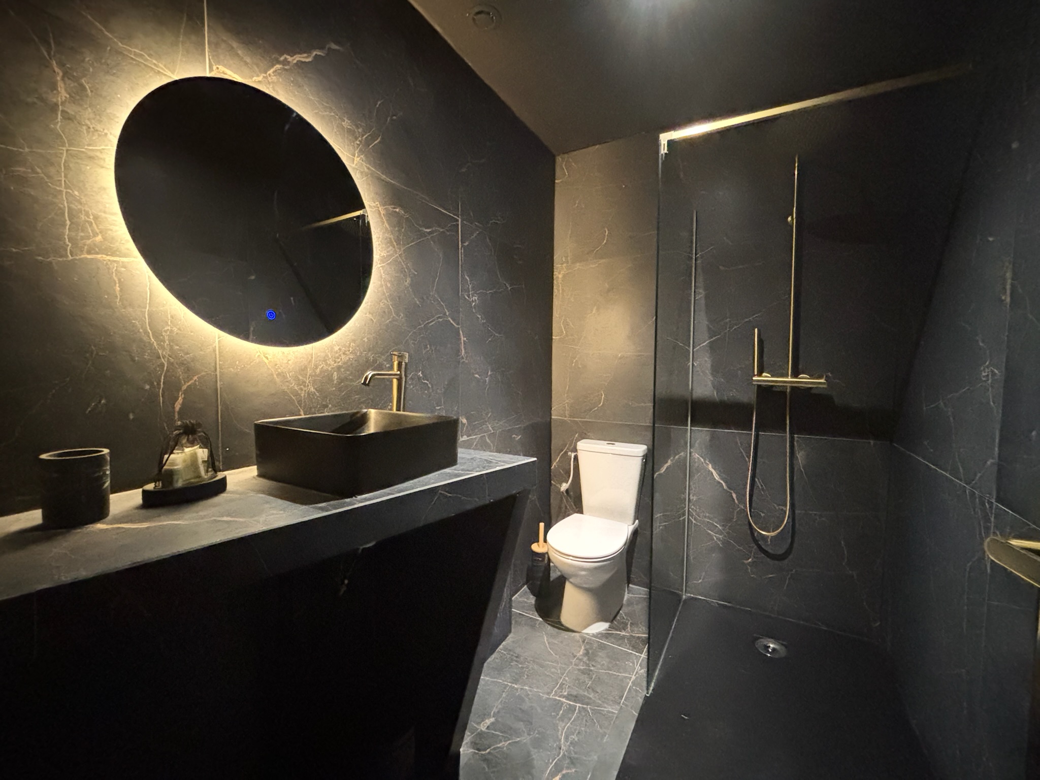 Black and gold bathroom in the Ciné Room in Tarbes