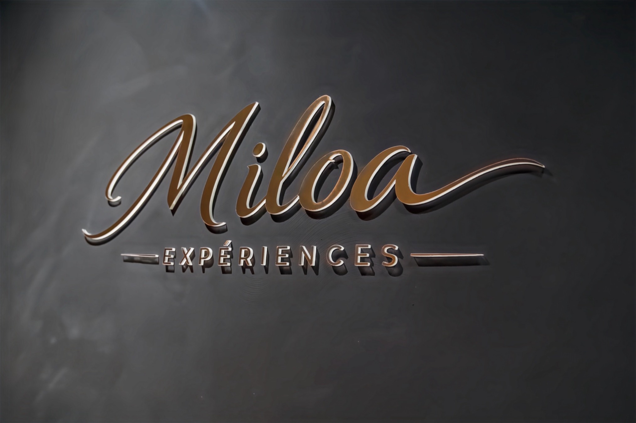Gold Miloa Expériences sign at the entrance